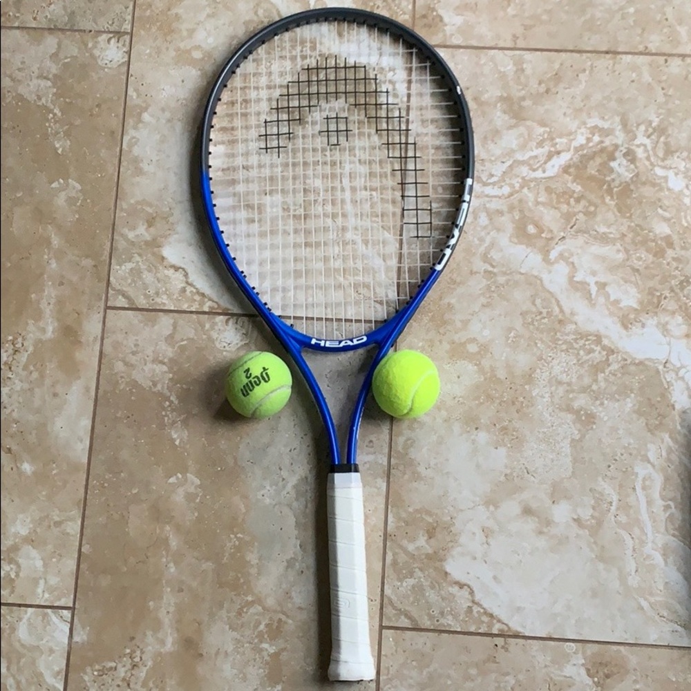 Tennis Bracket + 2 Tennis Balls